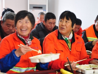 為新倉奮戰(zhàn)一線的環(huán)衛(wèi)職工送溫暖