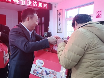 鼠年新春慰問兩村困難家庭